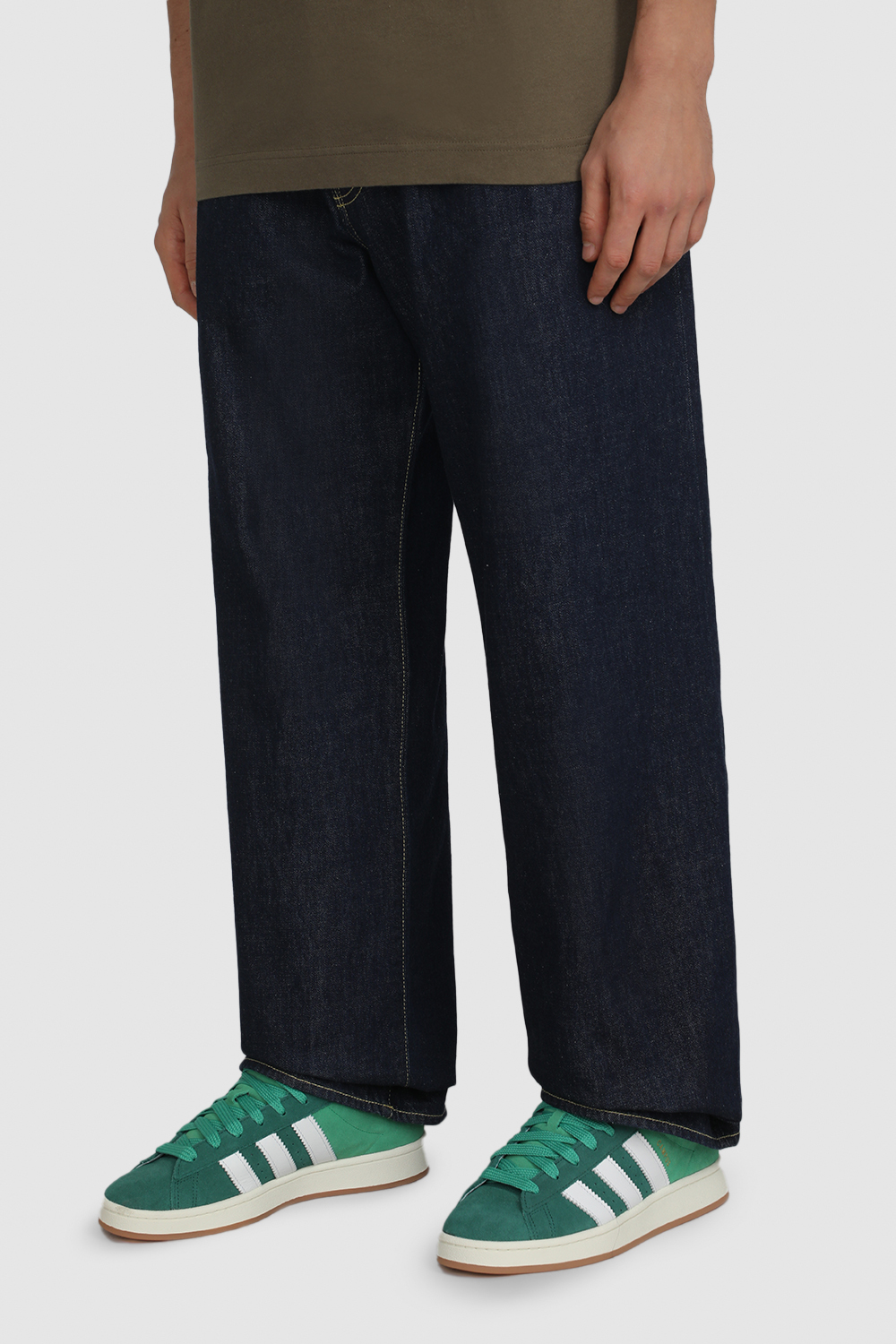 תמונת כל הלוק של סניקרס קמפוס